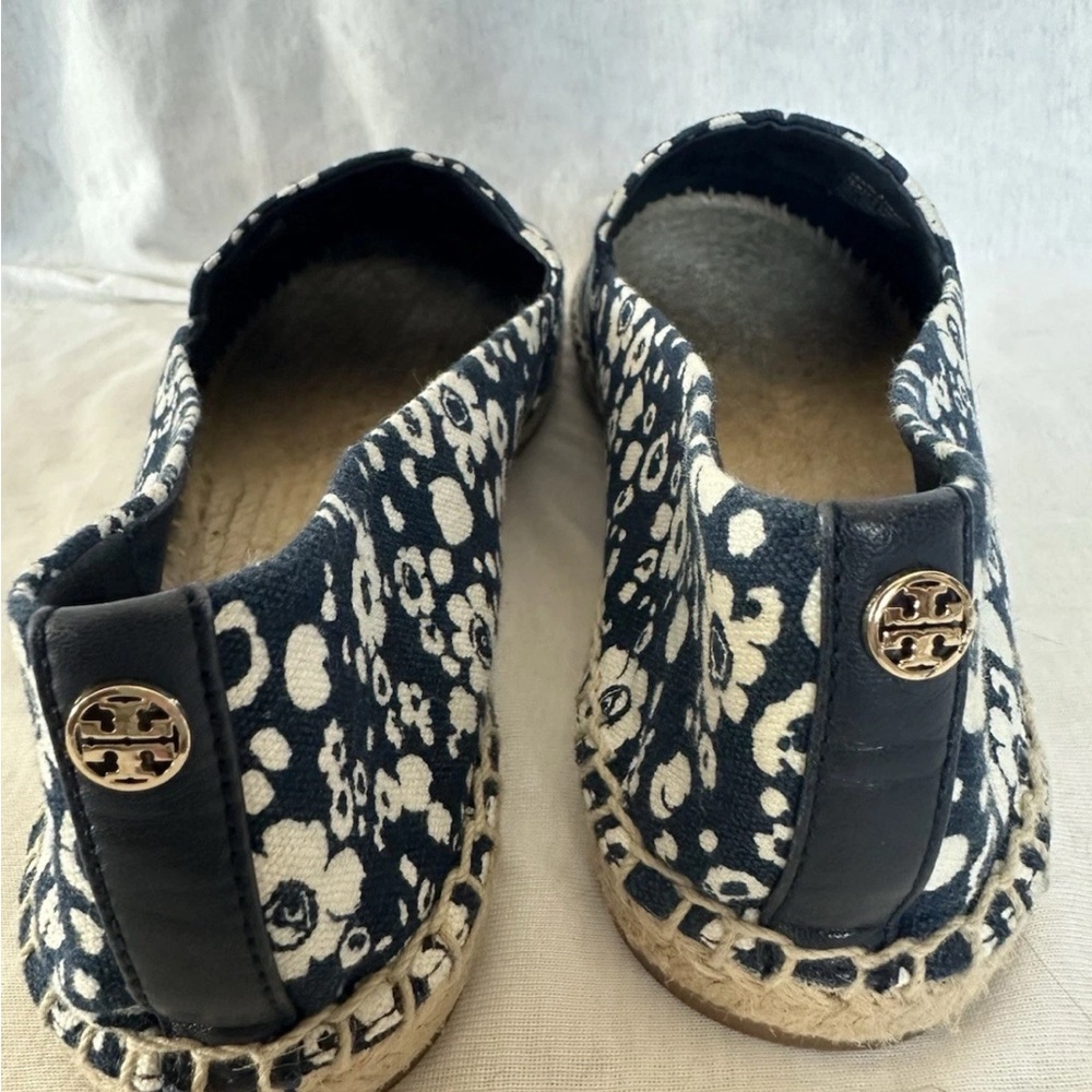 Tory Burch Canvas Navy with white Floral print back logo Espadrilles size 10 - Picture 2 of 15
